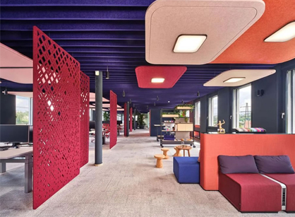 富厚的色彩连系多种形式的办公室装修设计空间怎样打造的——Impact Acoustic